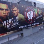 O banner externo é a porta de entrada de todos os participantes do evento, é ele que vai começar a ambientação do show e também sua comunicação, divulgando o horário, quem estará no evento ou show e também dá destaque ao local. O banner externo pode ser feito com lona front light, de alta performance e qualidade, tecido dohler 100% poliester semi brilho e impressão digital UV e o Banner roll up, que é de fácil montagem e desmontagem.