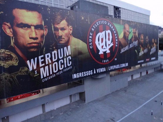 O banner externo é a porta de entrada de todos os participantes do evento, é ele que vai começar a ambientação do show e também sua comunicação, divulgando o horário, quem estará no evento ou show e também dá destaque ao local. O banner externo pode ser feito com lona front light, de alta performance e qualidade, tecido dohler 100% poliester semi brilho e impressão digital UV e o Banner roll up, que é de fácil montagem e desmontagem.